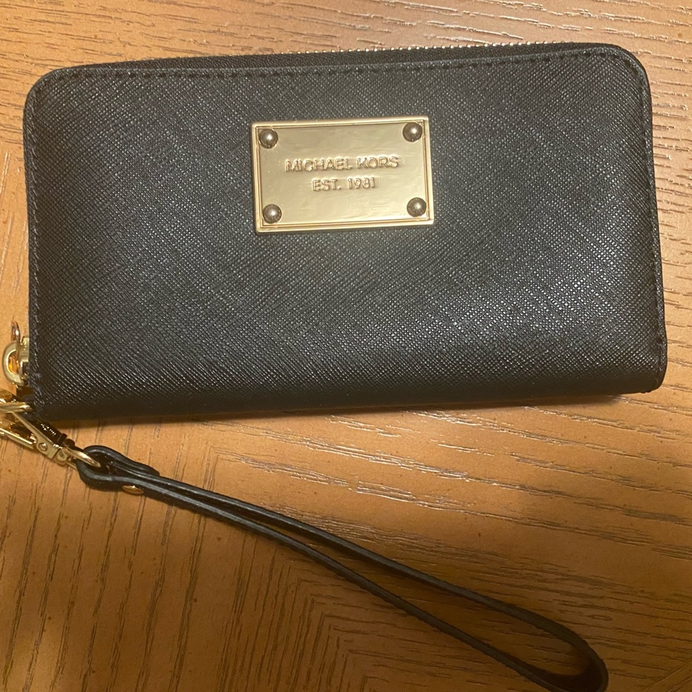 Michael kors wristlet
